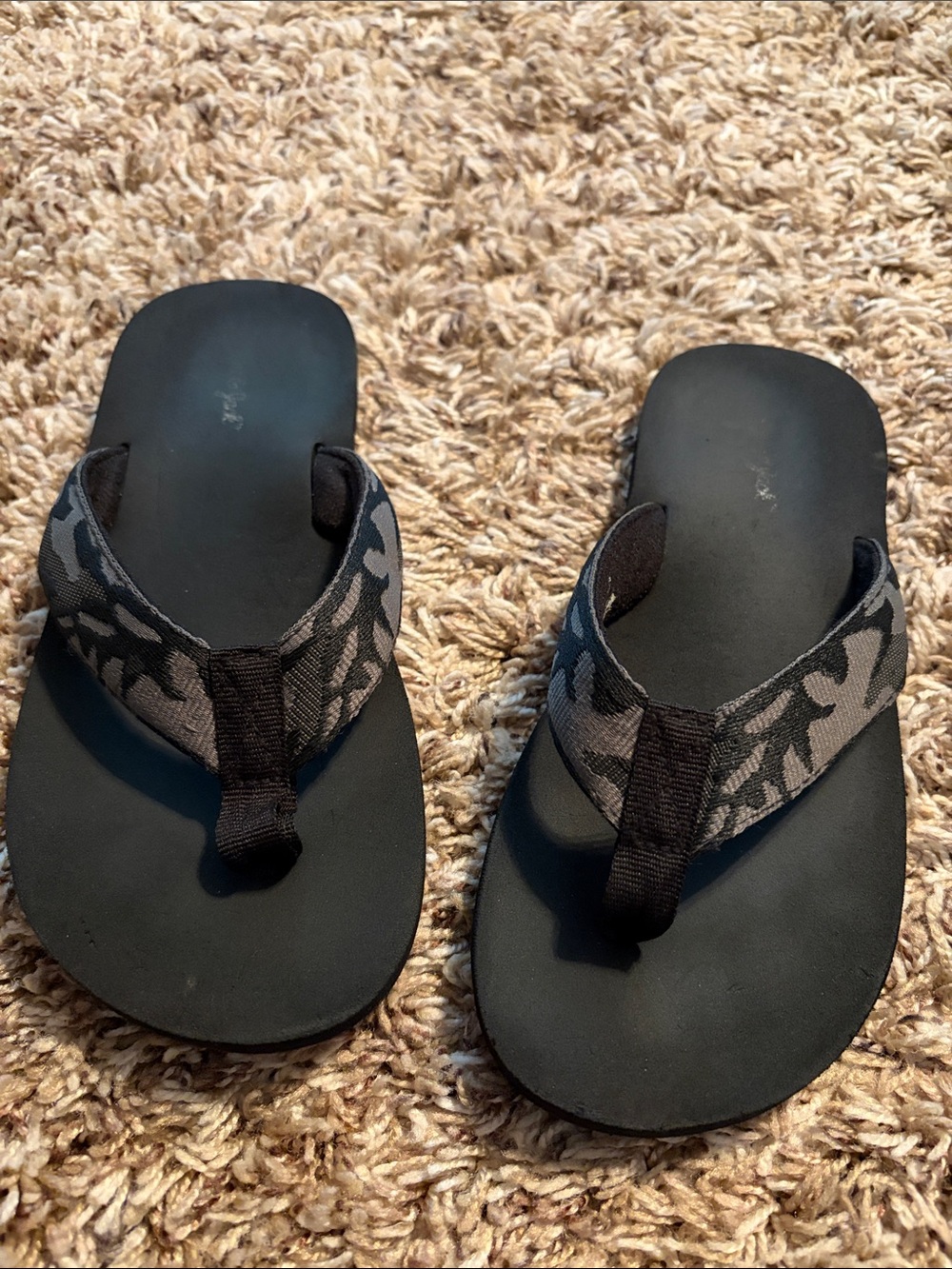 Cat & Jack Black and Gray Camouflage Boys' Flip Flops